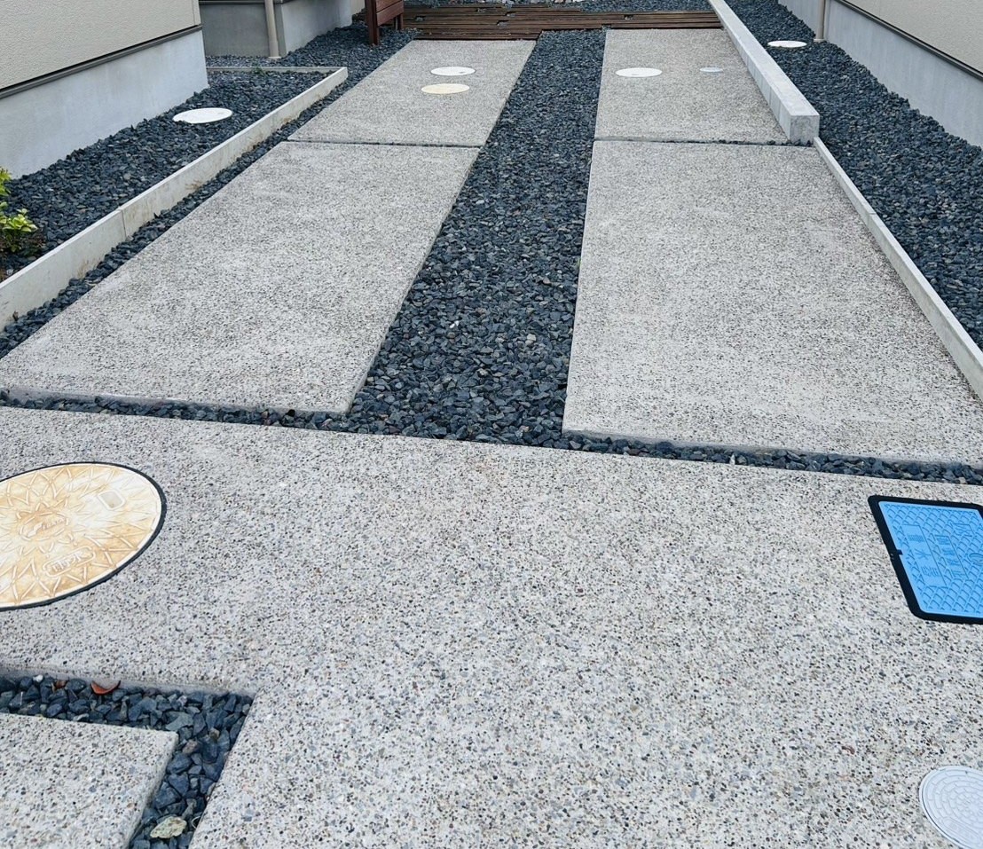 洗い出しと土間コンクリートを組み合わせた外構